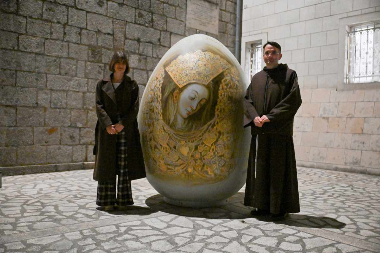 Postavljena Uskrsna pisanica u dvorištu Svetišta Čudotvorne Gospe Sinjske