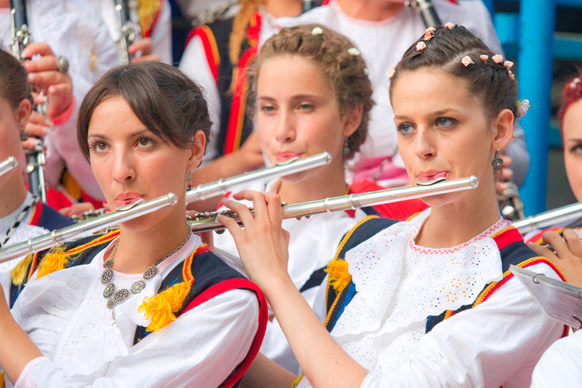 Die Tracht des Mädchens