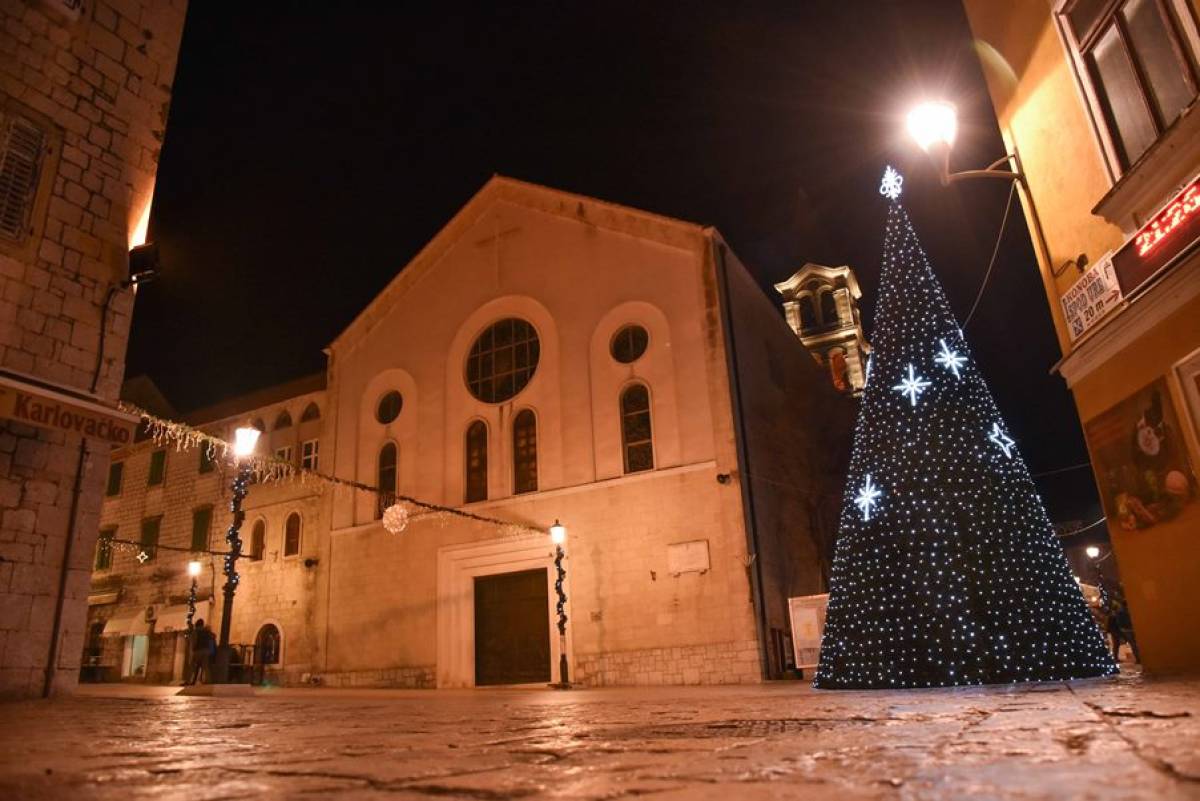 Dolazak Djeda Božićnjaka, paljenje četvrte adventske svijeće i Akustična večer u sklopu programa „Advent u Sinju“ Dolazak Djeda Božićnjaka, paljenje četvrte adventske svijeće i Akustična večer u sklopu programa „Advent u Sinju“