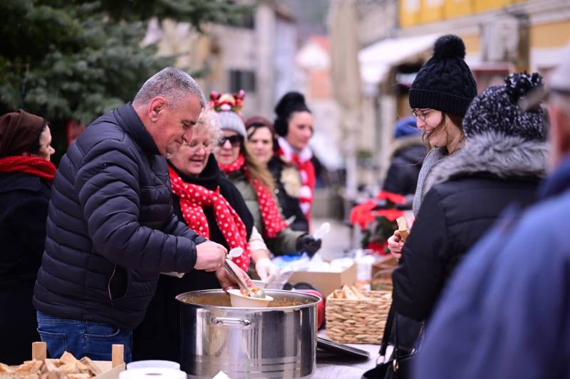 Ususret Božiću – Badnji dan uz blagdanski stol – Advent u Sinju 2025.