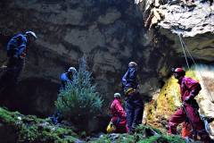 Jedinstveno božićno drvce okićeno u jami Vranjača na Kamešnici