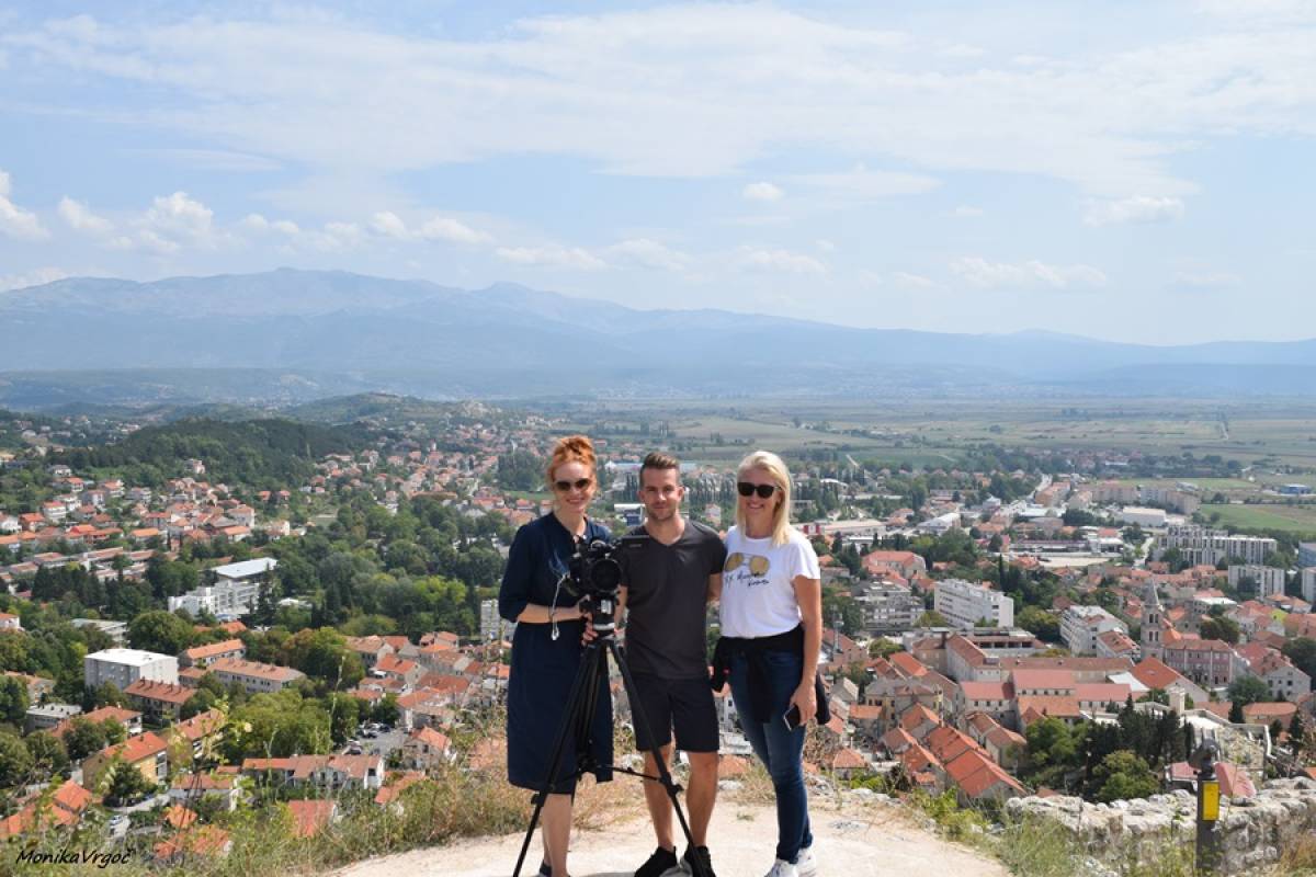 Novinari RTV Slovenije na snimanju priloga u Dalmatinskoj zagori