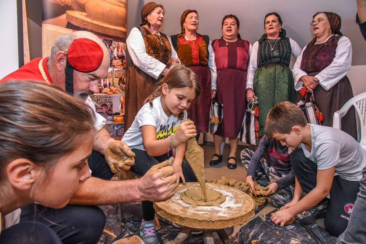 Uspješno održane edukativne radionice Tradicijskog lončarstva ručnog kola iz Potravlja Uspješno održane edukativne radionice Tradicijskog lončarstva ručnog kola iz Potravlja