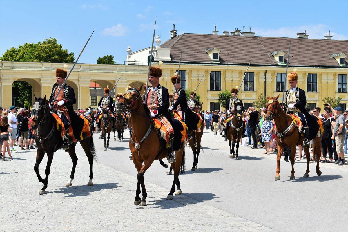 Kad tradicija trijumfira na Dunavu: Sinjska alka očarala Baden i Beč