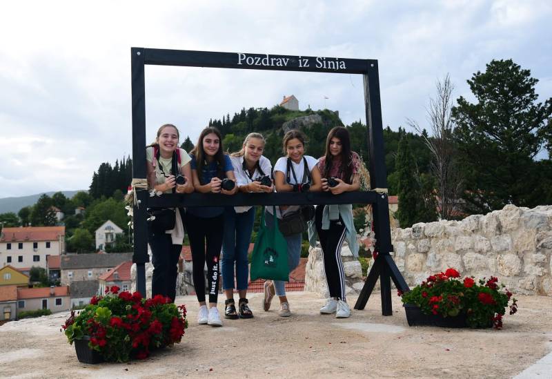 Poziv na izložbu radova polaznika 3. foto radionice 'Svijet u bojama'