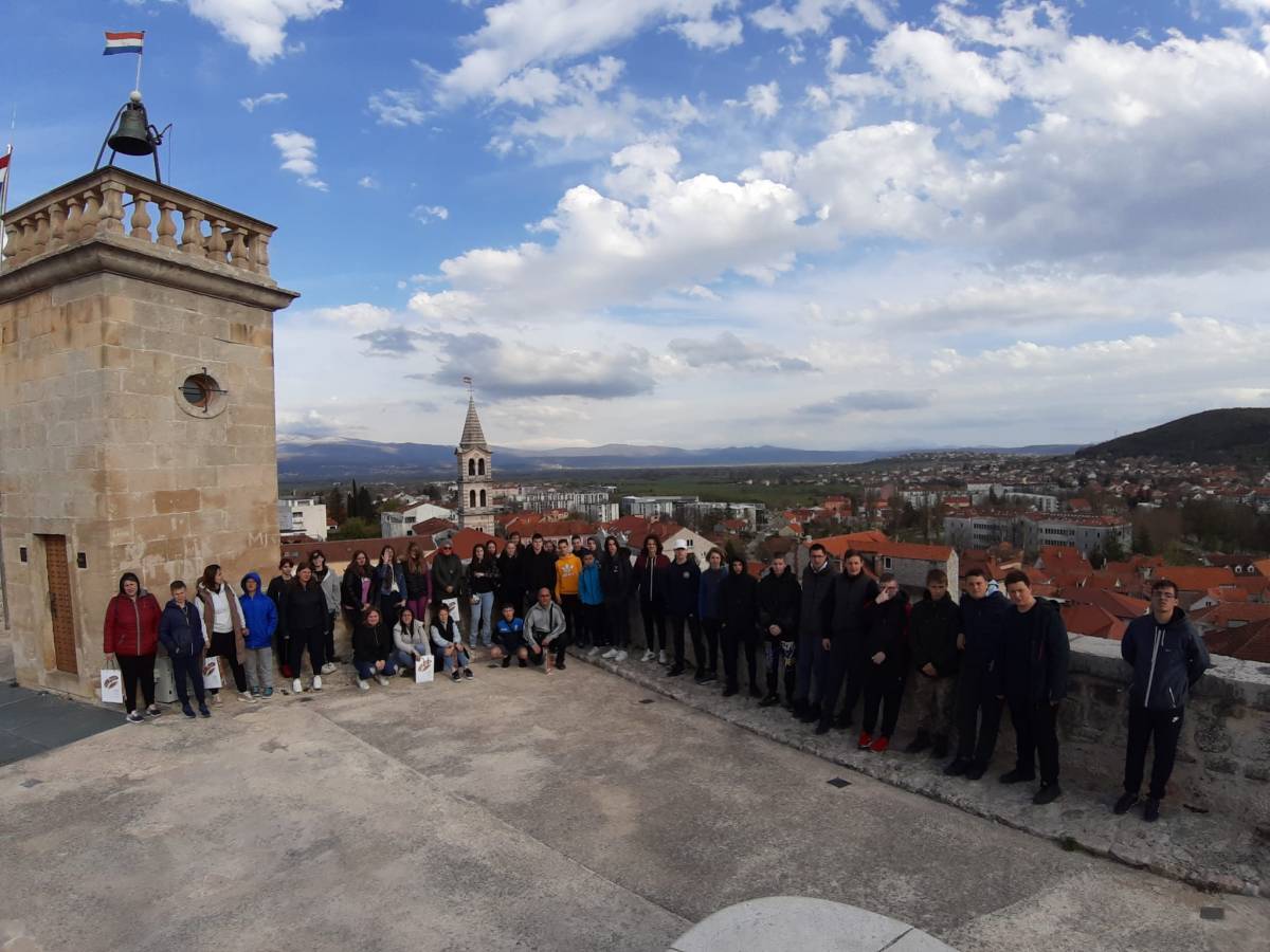Posjet učenika, učitelja i članova Hrvatskog nacionalnog vijeća u Republici Srbiji gradu Sinju