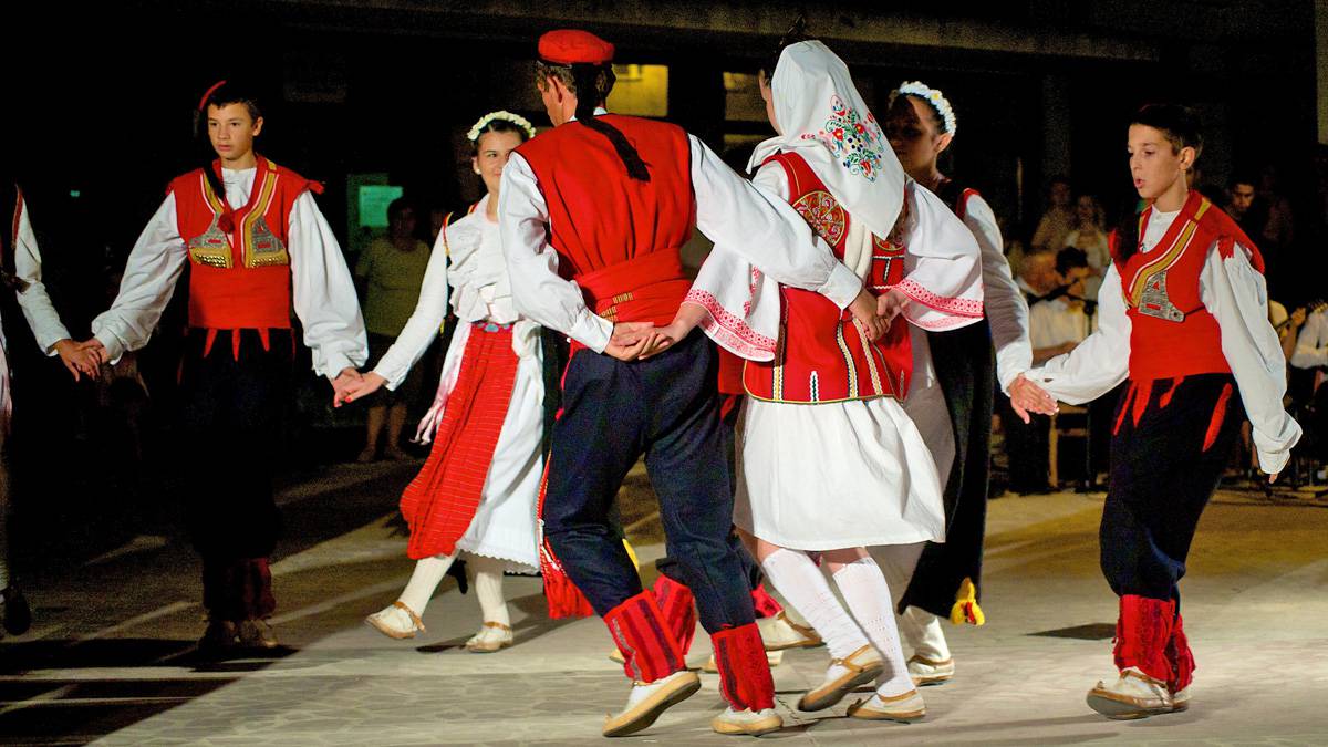 Danza tradizionale del Nijemo Kolo dell’entroterra dalmata Danza tradizionale del Nijemo Kolo dell’entroterra dalmata