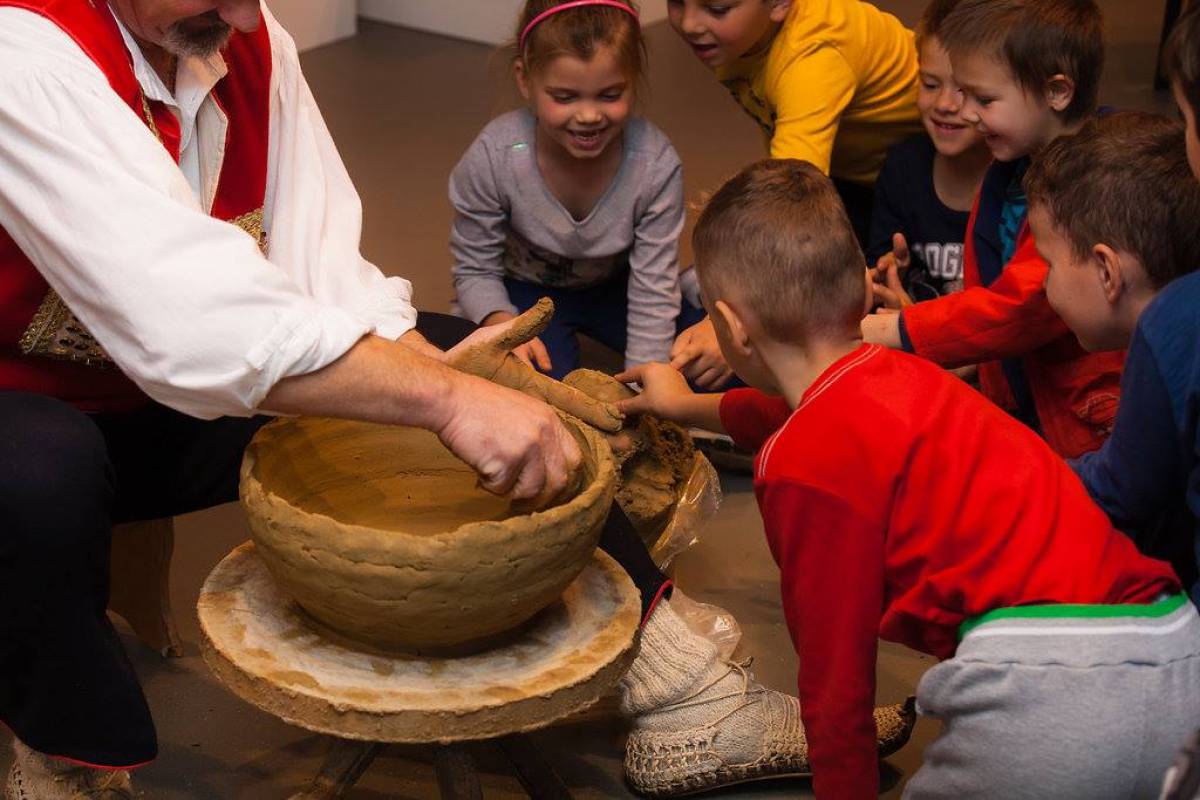 Edukativna radionica ''Tradicijsko lončarstvo ručnog kola iz Potravlja'' Edukativna radionica ''Tradicijsko lončarstvo ručnog kola iz Potravlja''