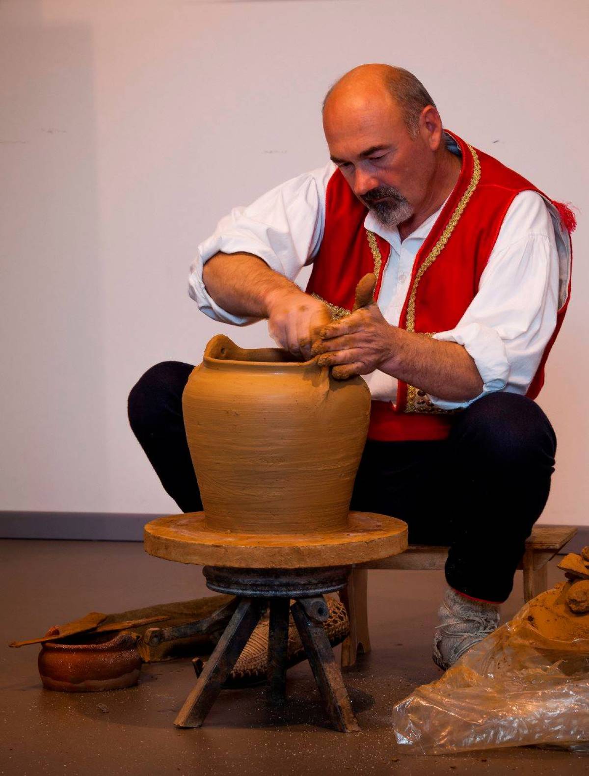 Edukativna radionica ''Tradicijsko lončarstvo ručnog kola iz Potravlja'' Edukativna radionica ''Tradicijsko lončarstvo ručnog kola iz Potravlja''