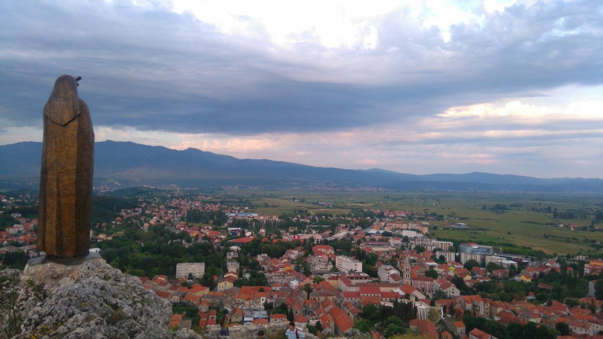 Poznata autorica putopisa Andrea Pisac Freškura u gradu Sinju i Cetinskoj krajini