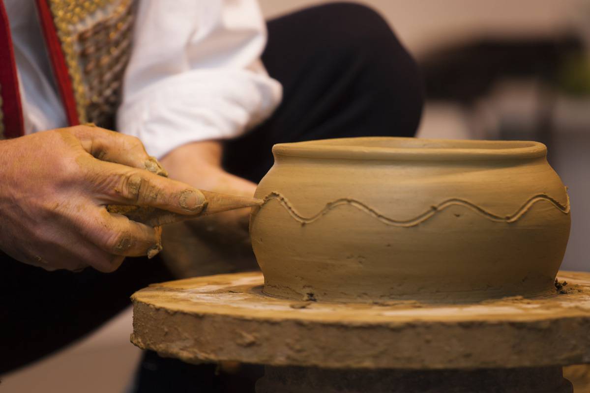 Tradizionale ceramica da ruota manuale a Potravlje