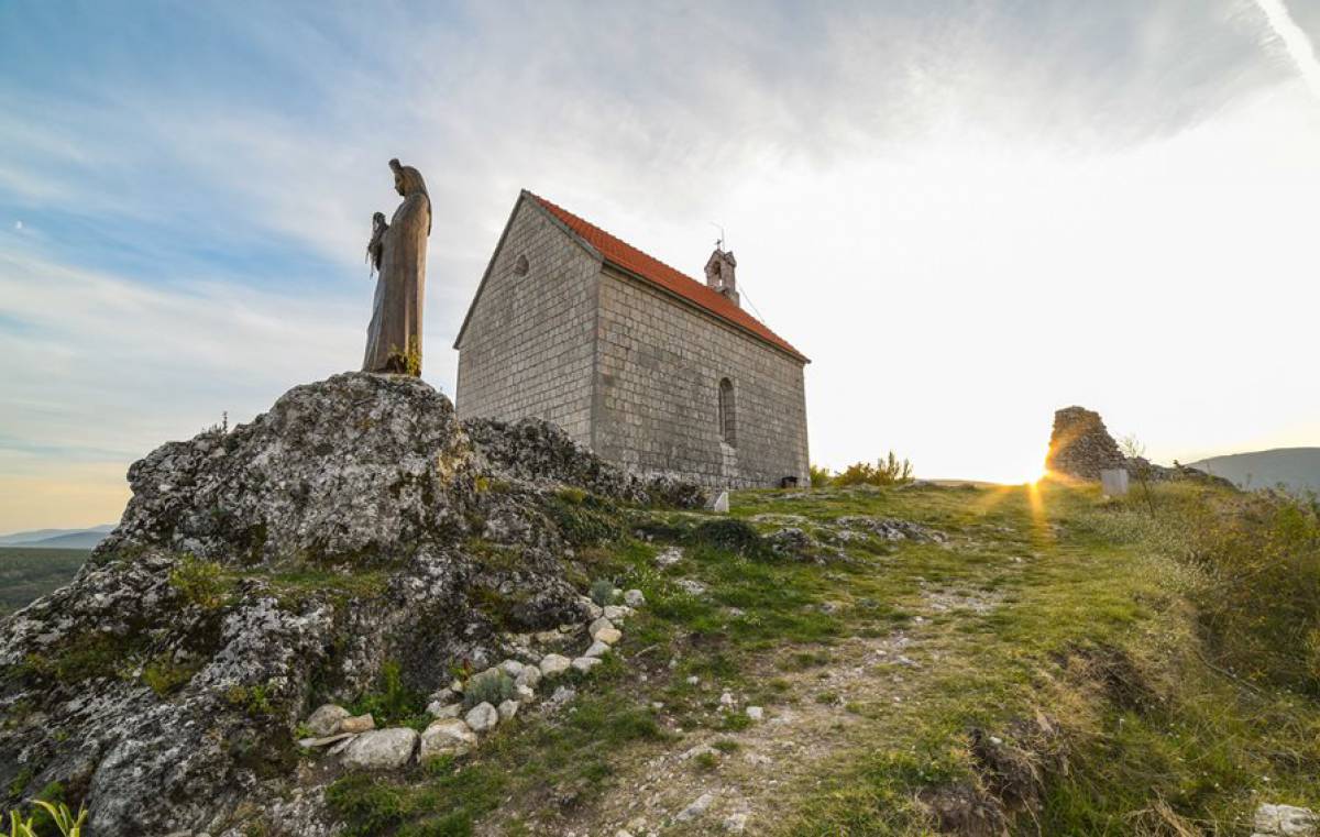 Upoznaj svoju zemlju kroz akciju besplatnog turističkog vođenja Upoznaj svoju zemlju kroz akciju besplatnog turističkog vođenja