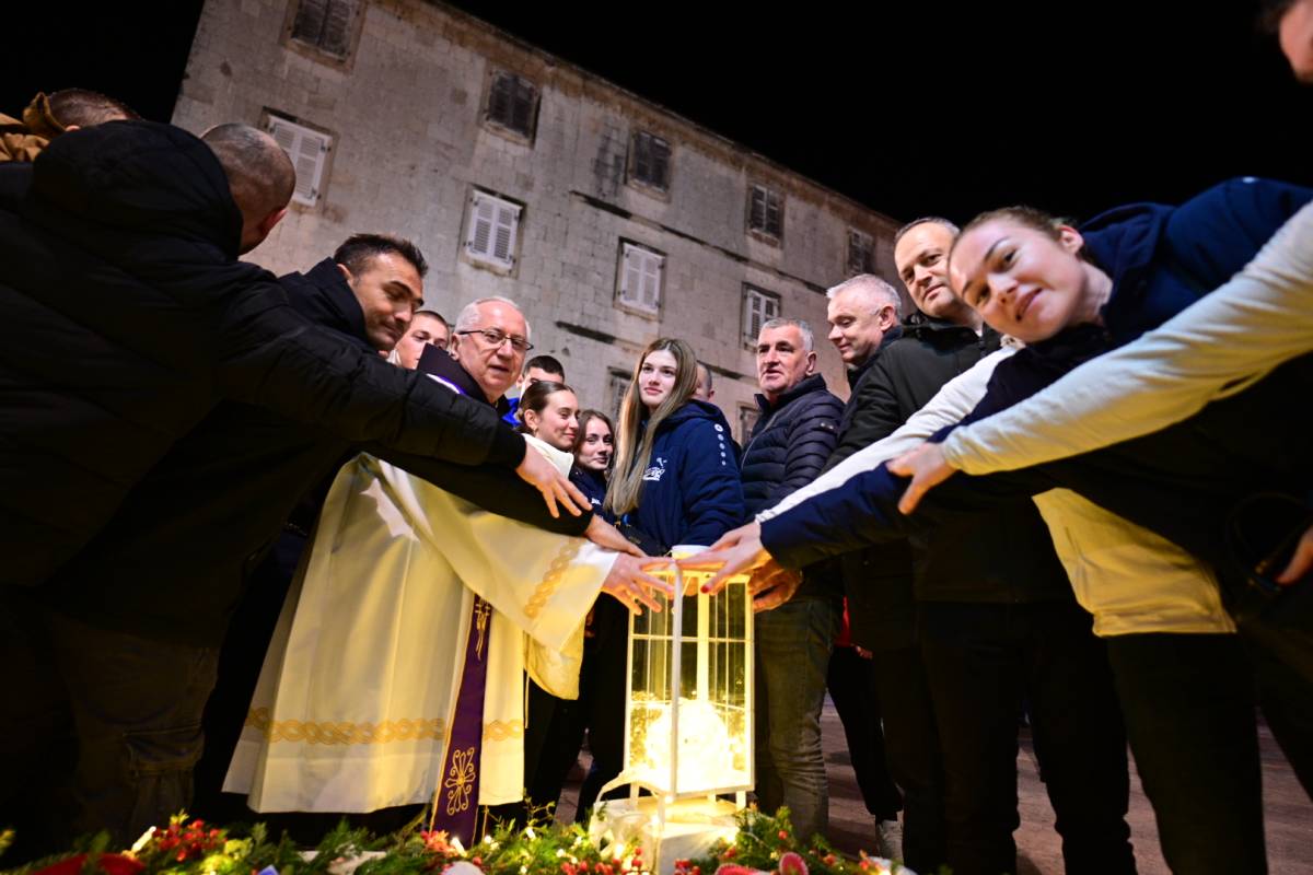 Upaljena četvrta adventska svijeća u Sinju