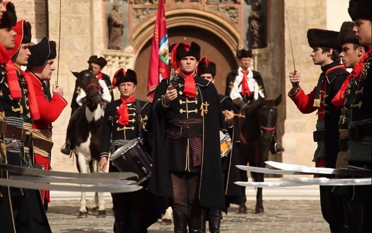 Mimohod povijesnih postrojbi uoči 304. Čoje