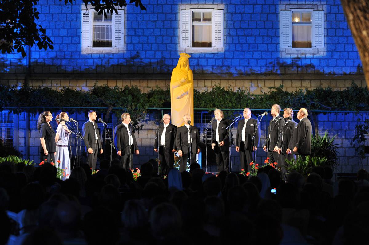 Festival de Klapa (groupe dalmate de chanteurs a capella) pour Notre-Dame de Sinj