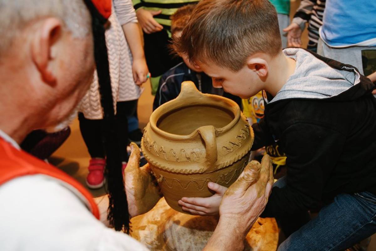 Edukativna radionica ''Tradicijsko lončarstvo ručnog kola iz Potravlja'' Edukativna radionica ''Tradicijsko lončarstvo ručnog kola iz Potravlja''