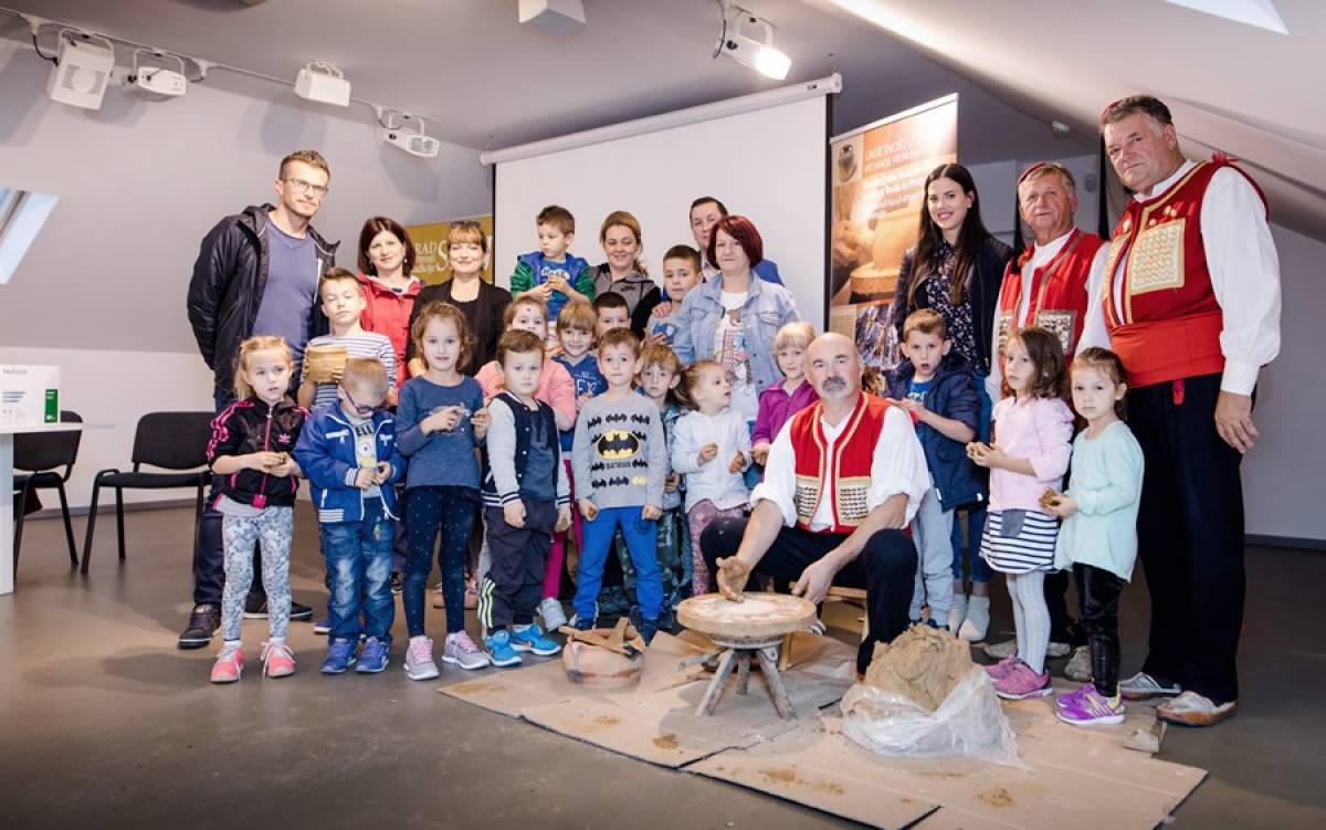 Uspješno održane edukativne radionice Tradicijskog lončarstva ručnog kola iz Potravlja Uspješno održane edukativne radionice Tradicijskog lončarstva ručnog kola iz Potravlja