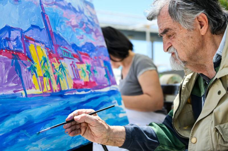 Dalmacija spaja kulturu i turizam: u centru Sinja slikari slikaju sa posjetiteljima i građanima