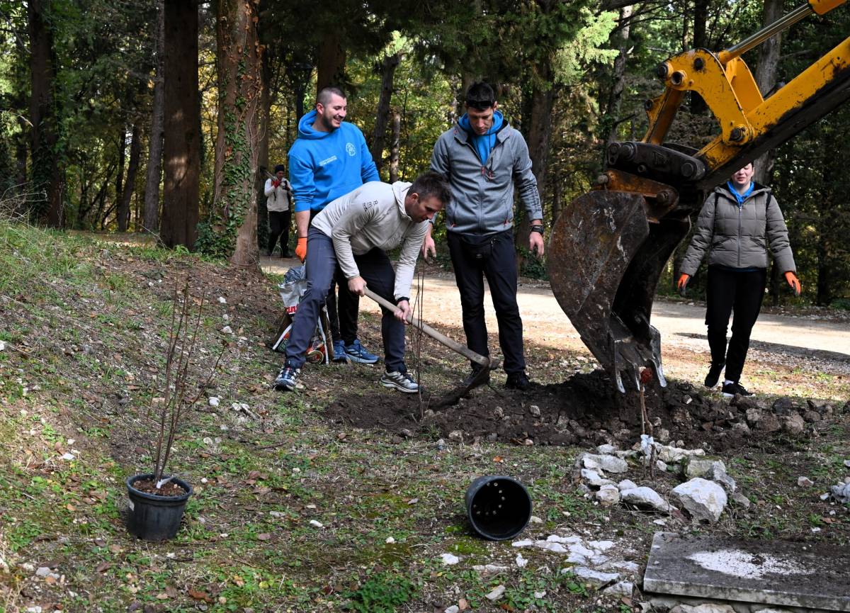 Ususret Uskrsu: uređivanje šetnice uz postaje Križnog puta na tvrđavi Grad i postavljanje Uskrsne pisanice u dvorištu Svetišta Čudotvorne Gospe Sinjske