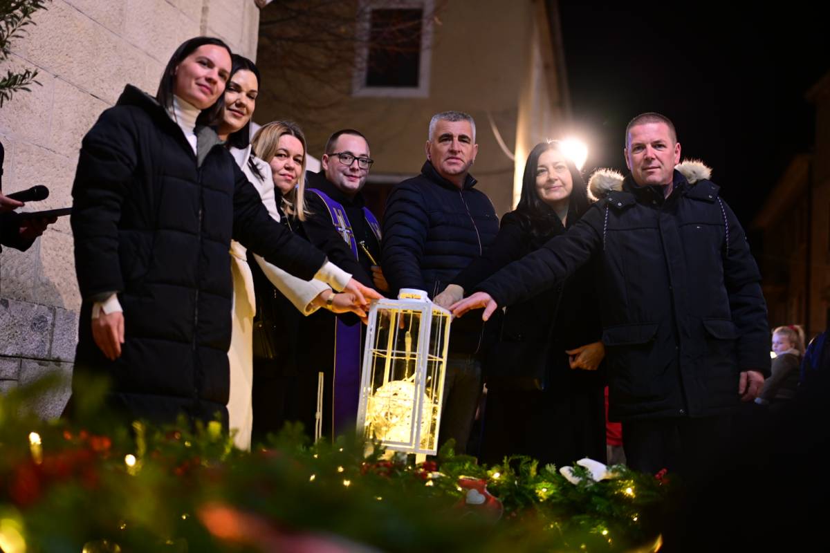 Upaljena druga adventska svijeća u Sinju