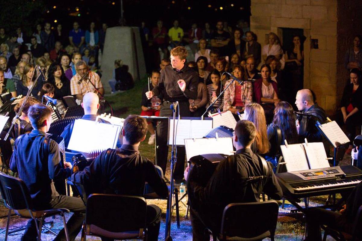 Sjajan nastup harmonikaškog orkestra na Kamičku Sjajan nastup harmonikaškog orkestra na Kamičku