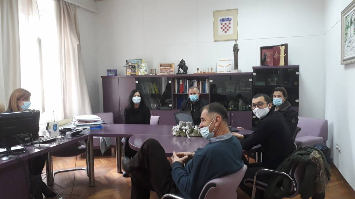 Drugi koordinacijski sastanak za volontersku akciju čišćenja ilegalnih deponija na području općine Hrvace i grada Sinja Drugi koordinacijski sastanak za volontersku akciju čišćenja ilegalnih deponija na području općine Hrvace i grada Sinja