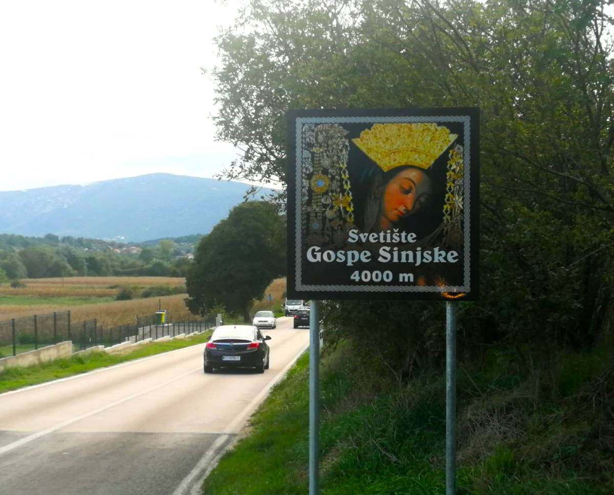 Nova smeđa signalizacija na glavnim prometnicama prema Gradu Sinju Nova smeđa signalizacija na glavnim prometnicama prema Gradu Sinju