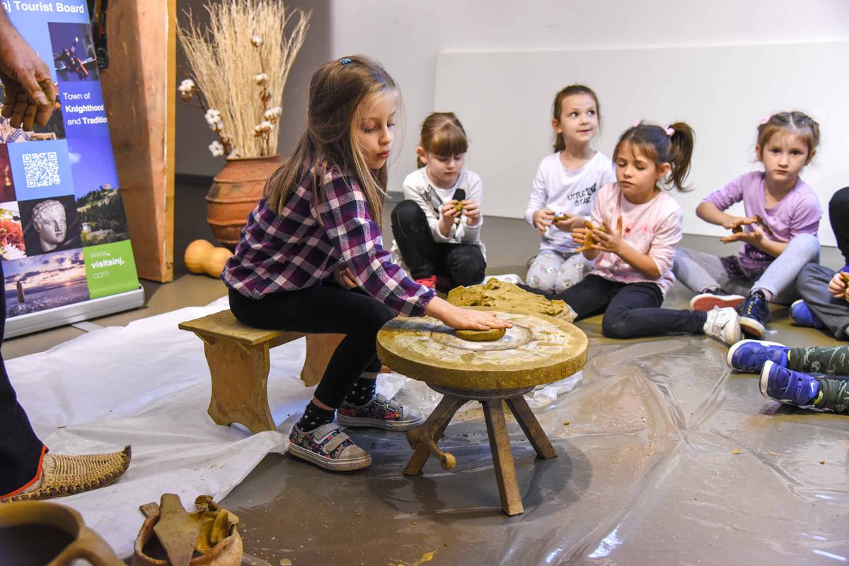 Uspješno održane edukativne radionice Tradicijskog lončarstva ručnog kola iz Potravlja Uspješno održane edukativne radionice Tradicijskog lončarstva ručnog kola iz Potravlja