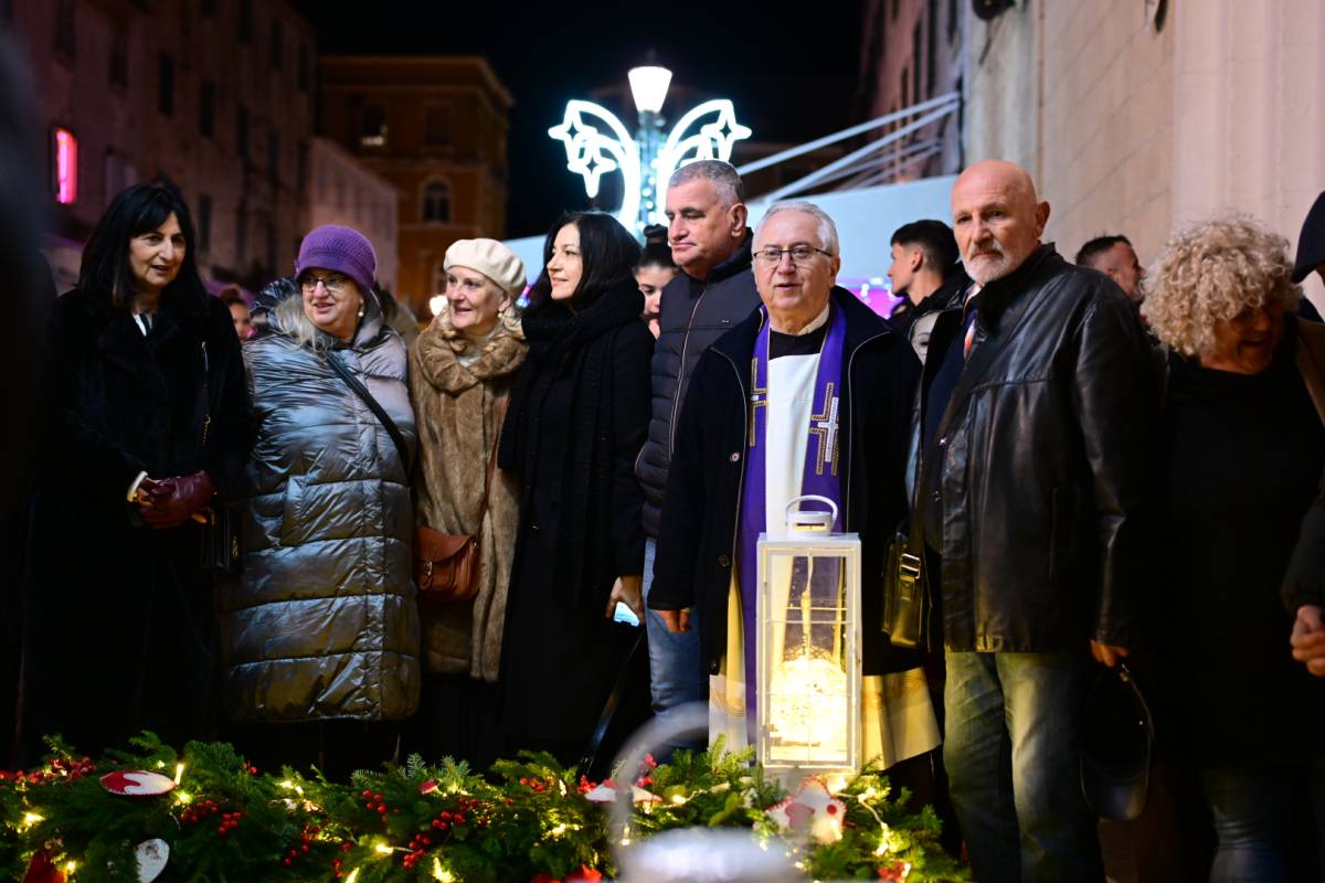 Upaljena prva adventska svijeća u Sinju
