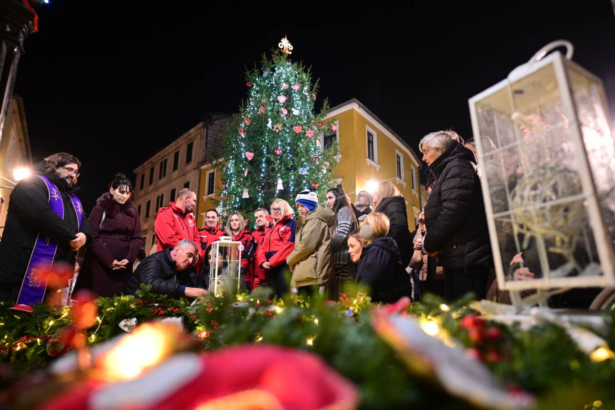 Upaljena treća adventska svijeća u Sinju